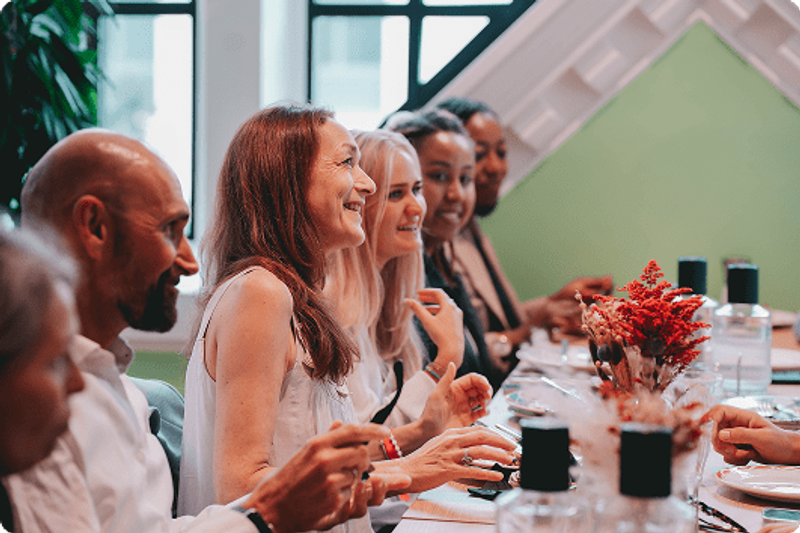 Une parenthèse conviviale au cœur de l’expérience Comet Food. Autour de la table, les échanges se créent naturellement, dans une atmosphère lumineuse, chaleureuse et élégante. L’image traduit une cuisine pensée au-delà du repas : un moment de lien, de partage et d’attention portée aux invités.