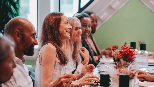 Een gezellig intermezzo in het hart van de Comet Food-ervaring. Rond de tafel ontstaan gesprekken vanzelf, in een lichte, warme en elegante sfeer. Het beeld toont een keuken die verder denkt dan de maaltijd: een moment van verbinding, van delen en van aandacht voor de gasten.