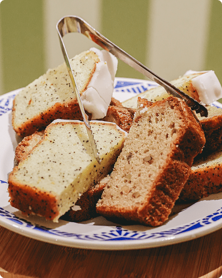 Une pause sucrée tout en simplicité, servie dans l’esprit Comet Food. Les tranches de cake, moelleuses et soigneusement présentées, évoquent une gourmandise maison, élégante et facile à partager. Une attention discrète aux détails, pensée pour accompagner les moments de convivialité avec douceur.