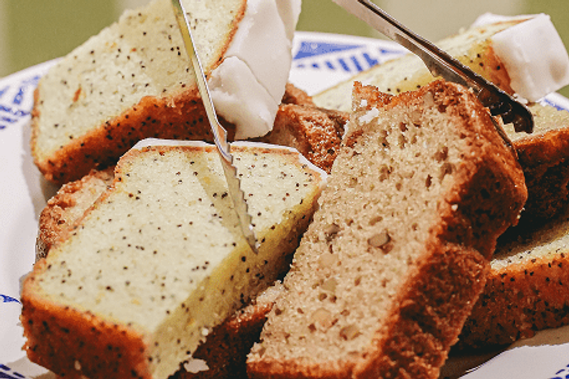 Une pause sucrée tout en simplicité, servie dans l’esprit Comet Food. Les tranches de cake, moelleuses et soigneusement présentées, évoquent une gourmandise maison, élégante et facile à partager. Une attention discrète aux détails, pensée pour accompagner les moments de convivialité avec douceur.