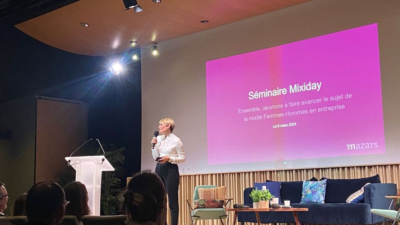 Plénière du premier MixiDay de Forvis Mazars réunissant 160 collaborateurs dans l'auditorium de Comet Bourse.