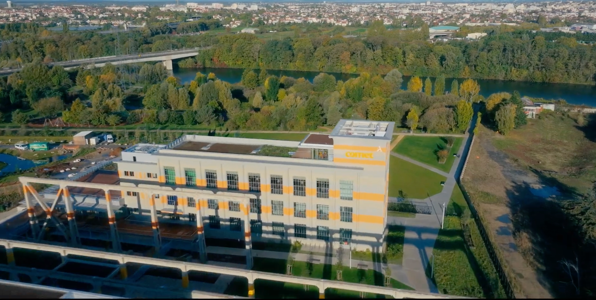 Vue aérienne du campus Comet Arboretum à Nanterre, dévoilant l'ensemble du lieu et ses espaces au cœur de la verdure