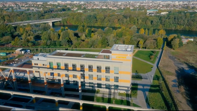 Vue aérienne du campus Comet Arboretum à Nanterre, dévoilant l'ensemble du lieu et ses espaces au cœur de la verdure