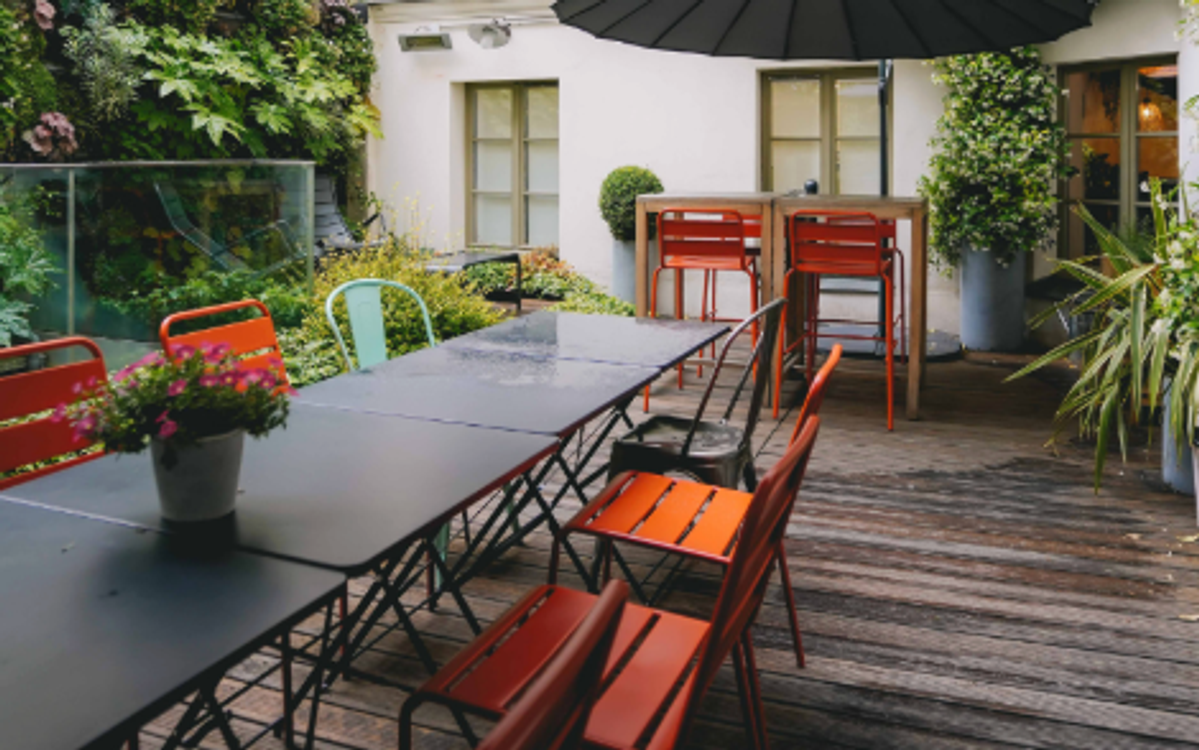 La terrasse du Comet Place des Victoires, espace extérieur au cœur du 2e arrondissement de Paris