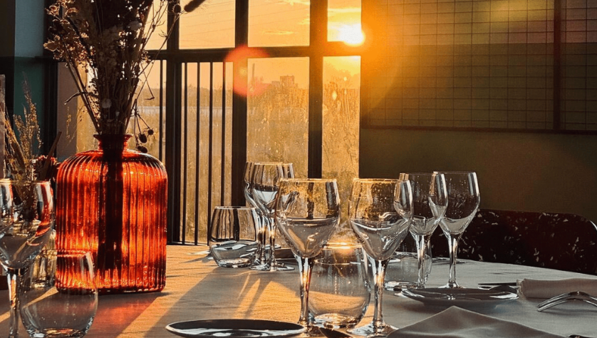 Un instant suspendu autour d’un dîner assis Fleur de Mets, où la lumière du soir sublime une table dressée avec élégance. La verrerie délicate, les détails du service et l’atmosphère feutrée créent une expérience raffinée, pensée pour faire du repas un véritable moment d’exception.