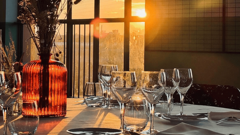 Un instant suspendu autour d’un dîner assis Fleur de Mets, où la lumière du soir sublime une table dressée avec élégance. La verrerie délicate, les détails du service et l’atmosphère feutrée créent une expérience raffinée, pensée pour faire du repas un véritable moment d’exception.