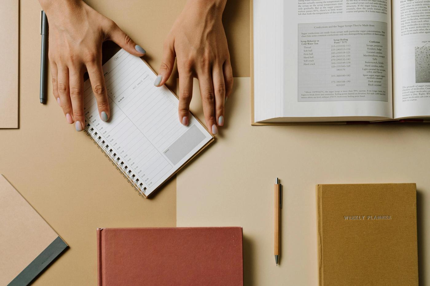 notes on the desk with a class schedule