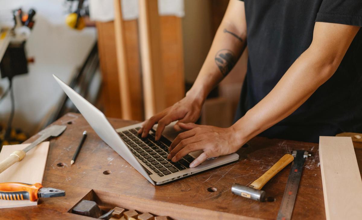 handyman by computer looking for best handyman websites