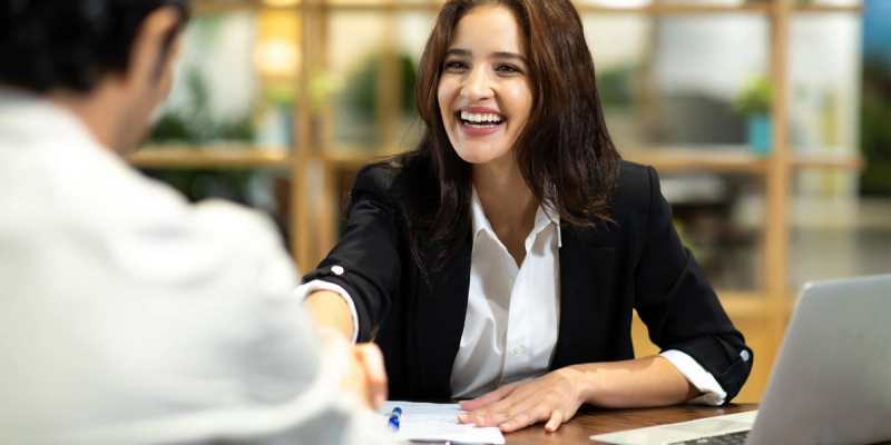 Donna che spiega come scrivere un'email di conferma per un colloquio