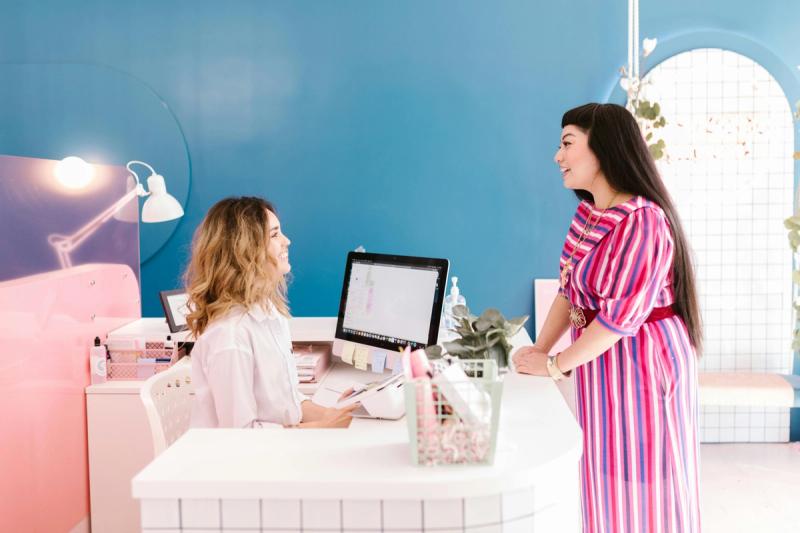 femme dans un salon de manucure avec une application de salon de manucure