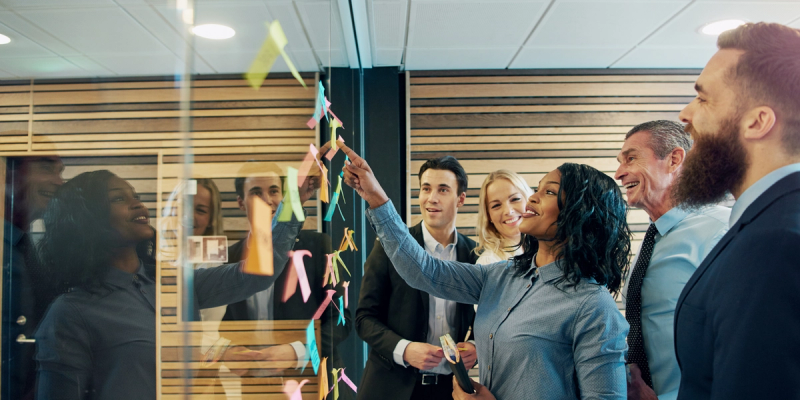 Reunião da equipe de vendas agendada com o melhor software de calendário para equipes