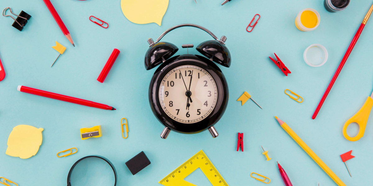 despertador, óculos, caderno e lápis — visual para as melhores ferramentas de gerenciamento de tempo para economizar tempo