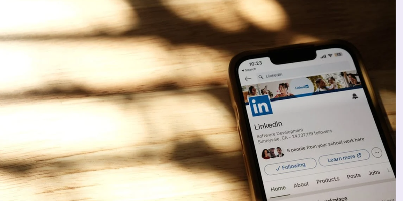How to put a booking link in your LinkedIn profile 