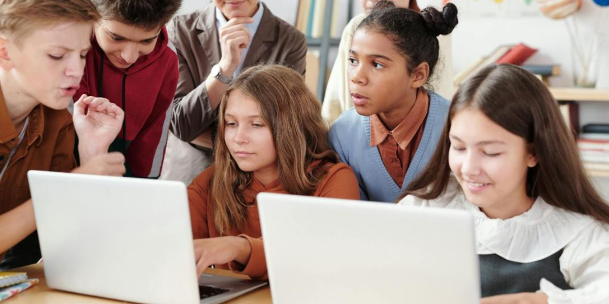 niños de primaria junto a portátiles probando herramientas de aprendizaje colaborativo