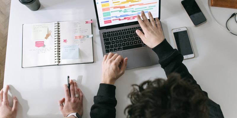persona che spiega come inviare un invito del calendario di Outlook
