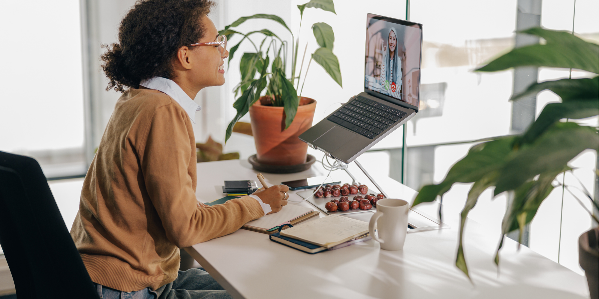 mujer en una reunión en línea que sabe cómo ser productiva trabajando de forma remota