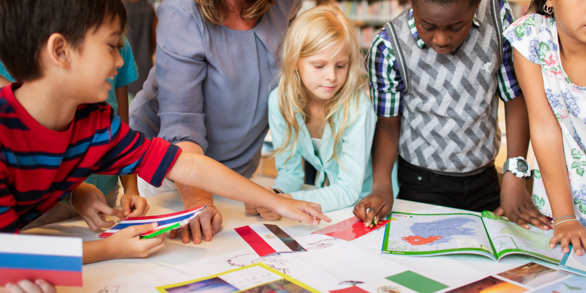 niños de diferentes razas trabajando en proyectos geográficos interdisciplinarios