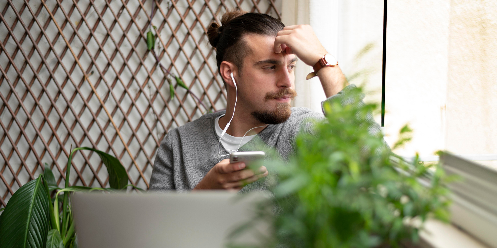 Trabajador remoto que usa demasiadas herramientas para aumentar su productividad