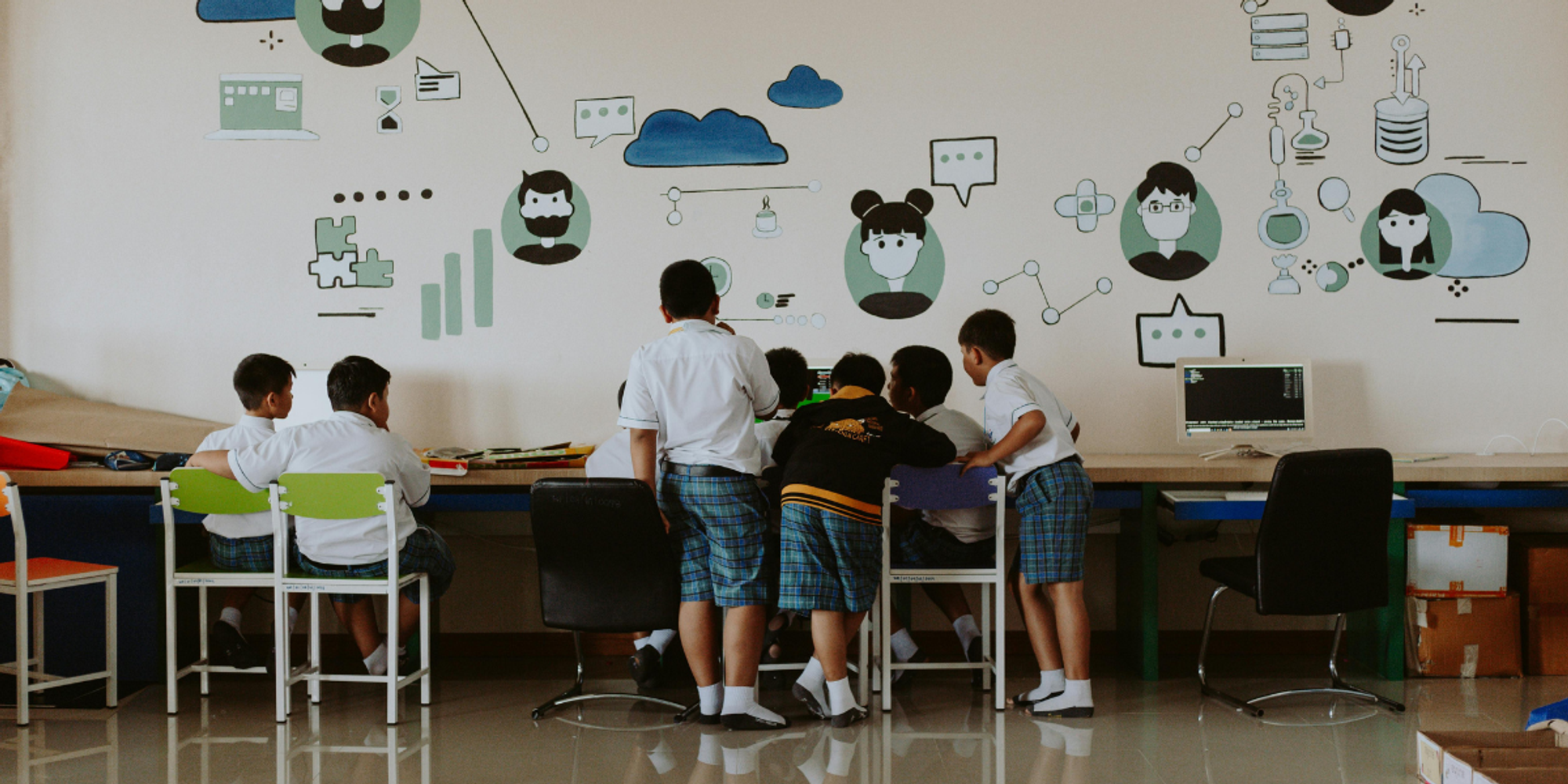 niños en la clase de informática conociendo herramientas digitales colaborativas de aprendizaje