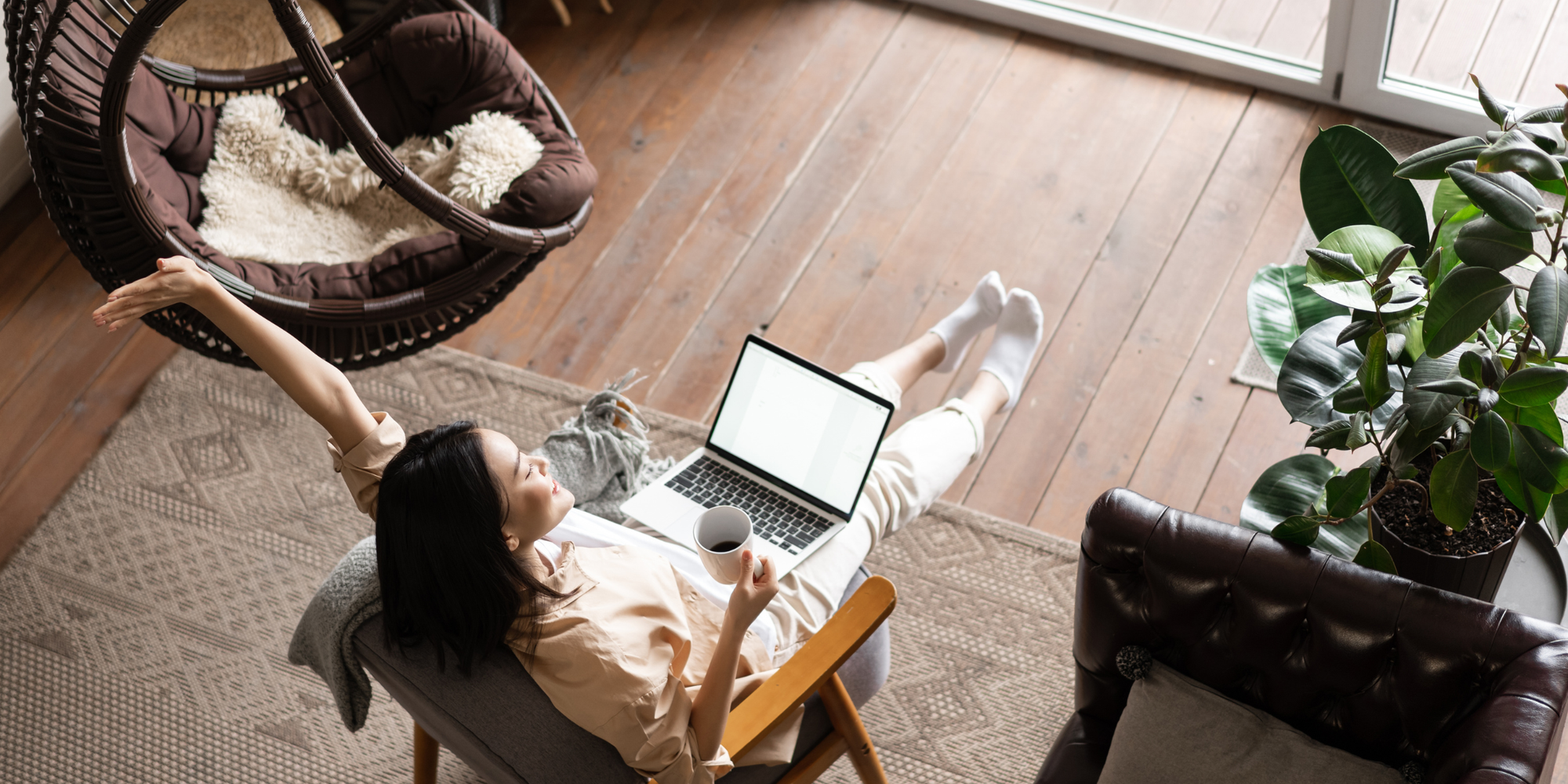 Una mujer que acaba de descubrir cómo mejorar la eficiencia del trabajo remoto