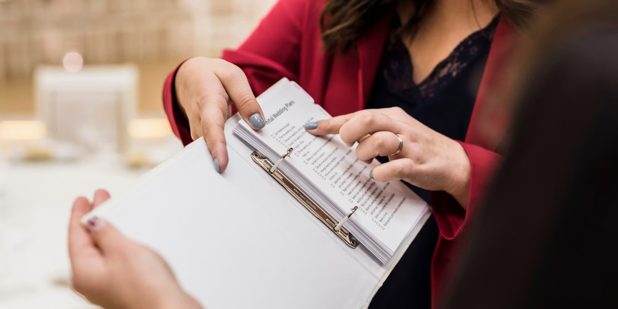Técnico de belleza mostrando la política de cancelación del salón para clientes y reservas