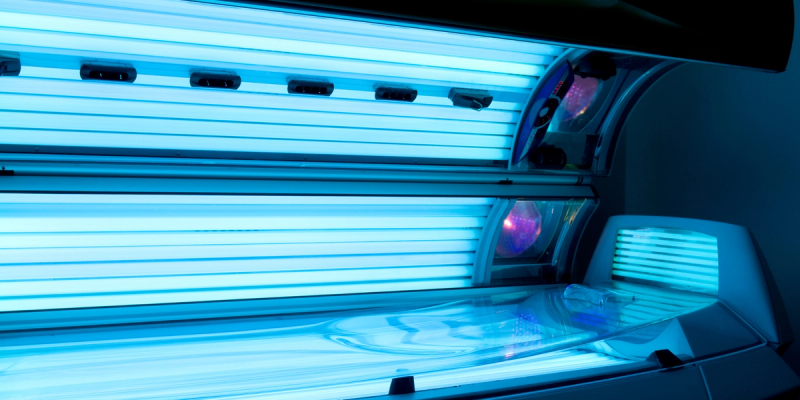 Sonnenbank, die die Nutzung der besten Terminplanungssoftware für Salons veranschaulicht