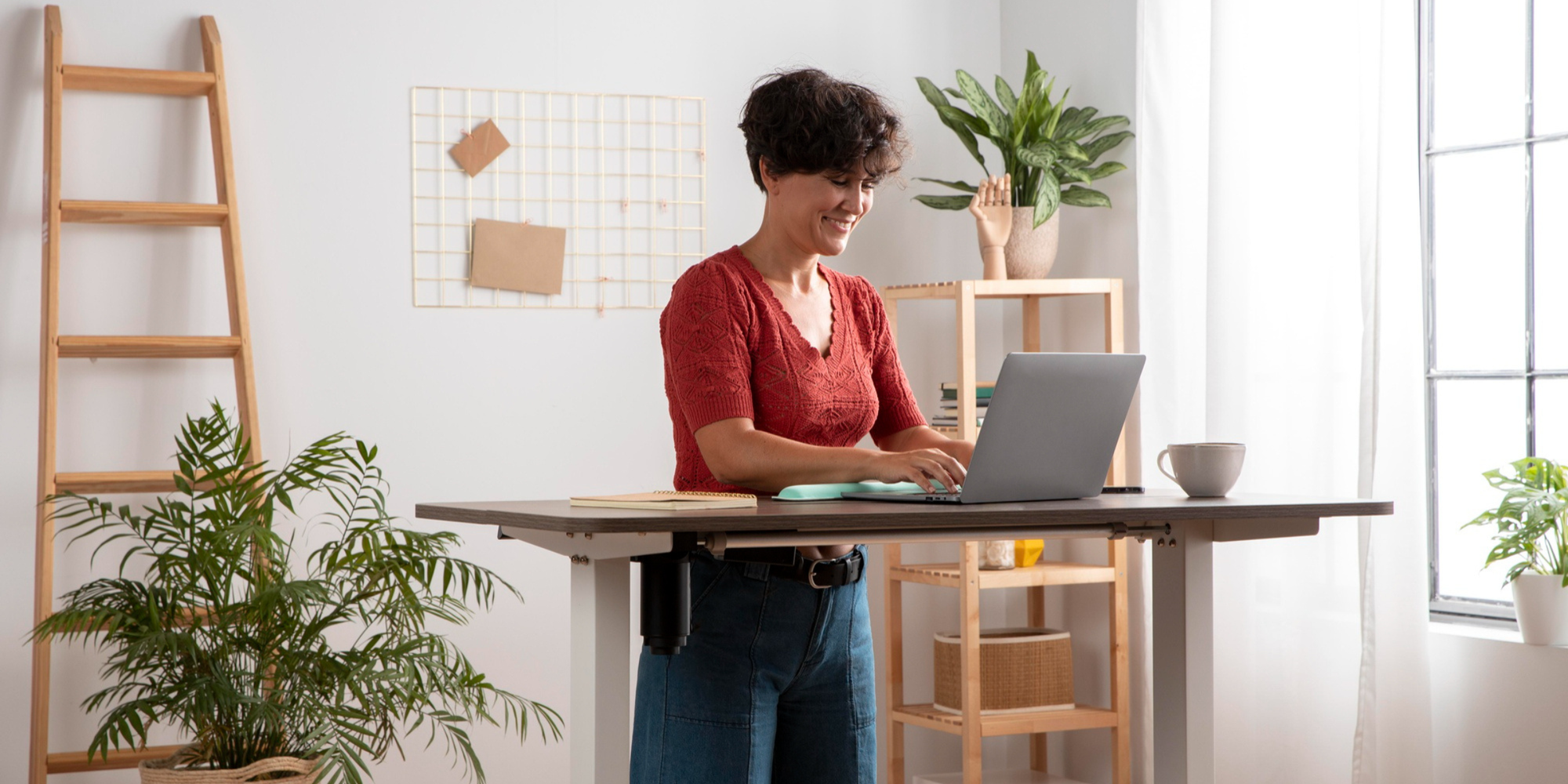 trabajador remoto feliz que aplica consejos de productividad para el trabajo a distancia
