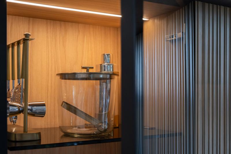 Doral Waterfront Residence — detail 3