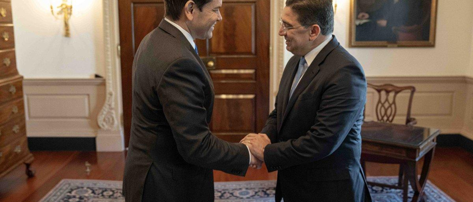 Two officials shake hands during a diplomatic meeting