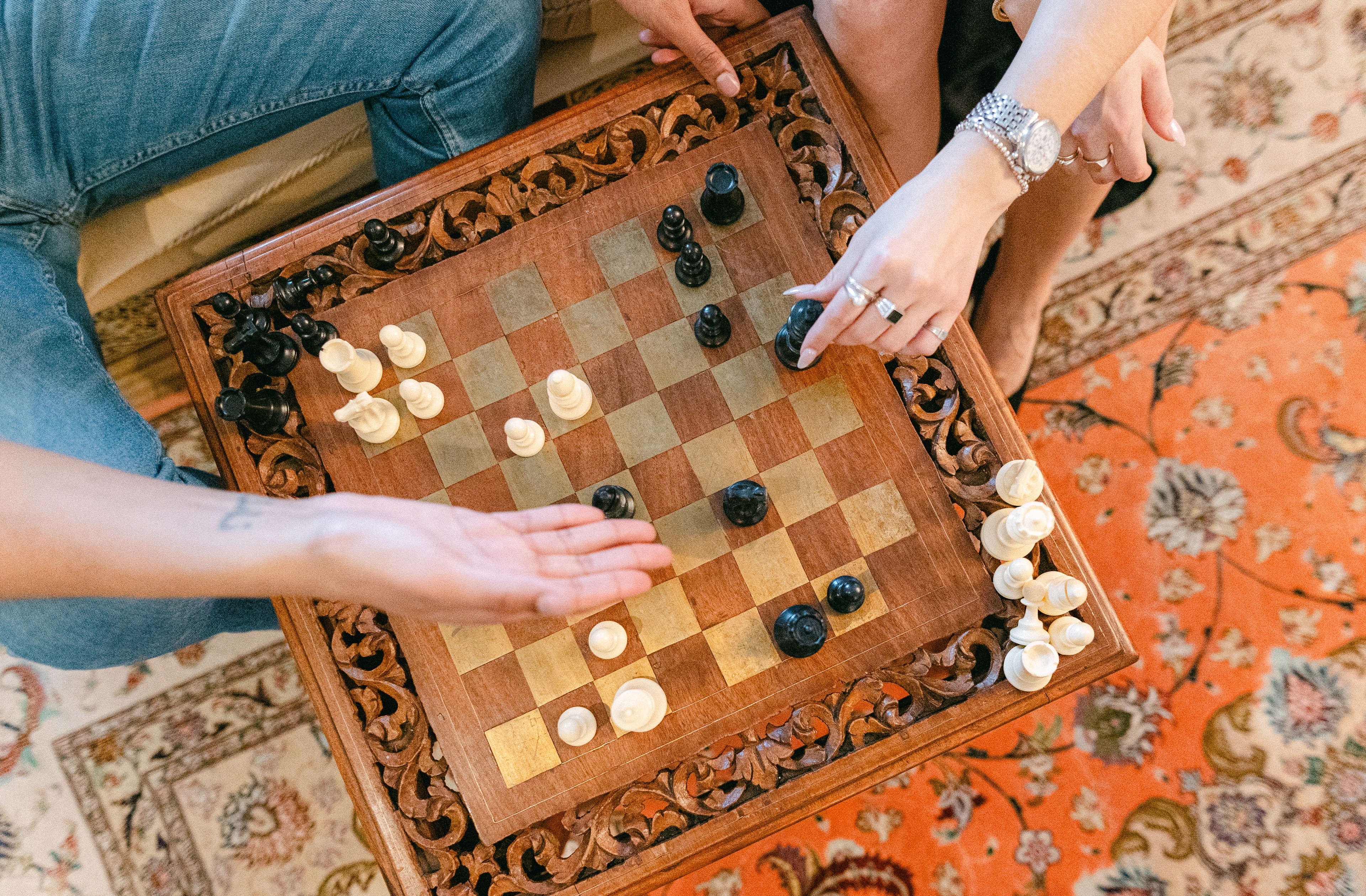 collègues qui jouent aux échecs