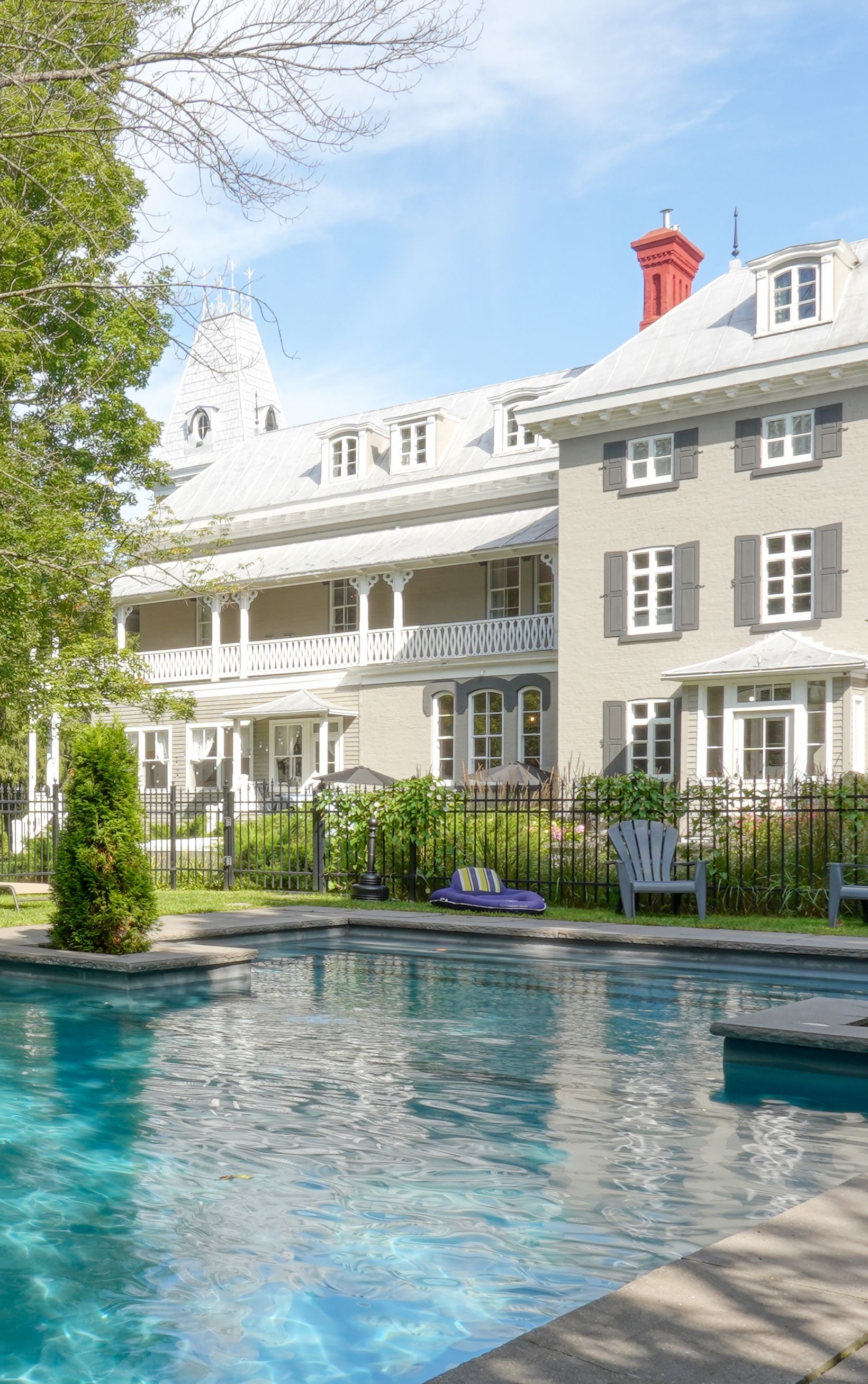 Manoir Maplewood and the swimming pool