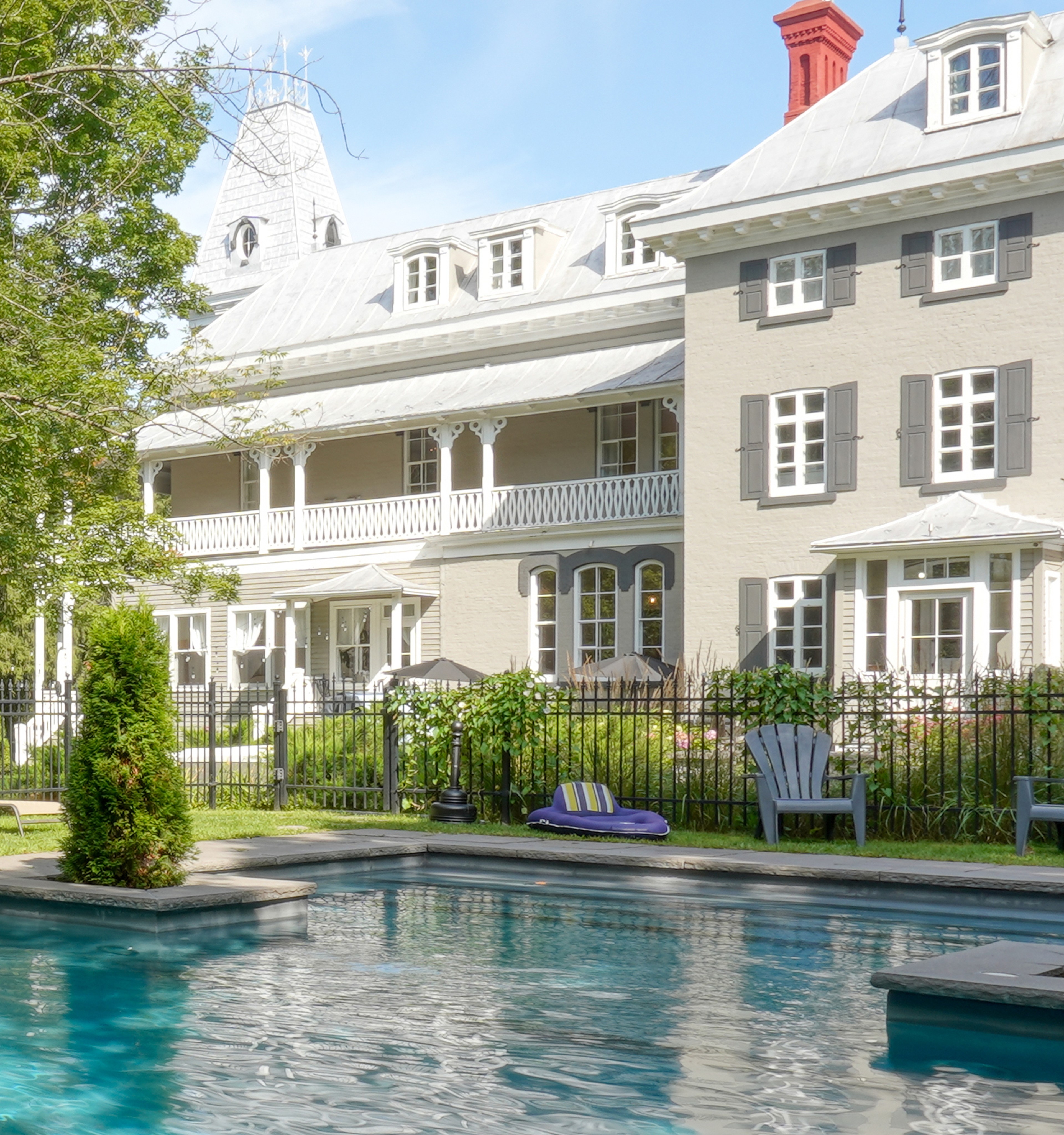 Manoir Maplewood and the swimming pool