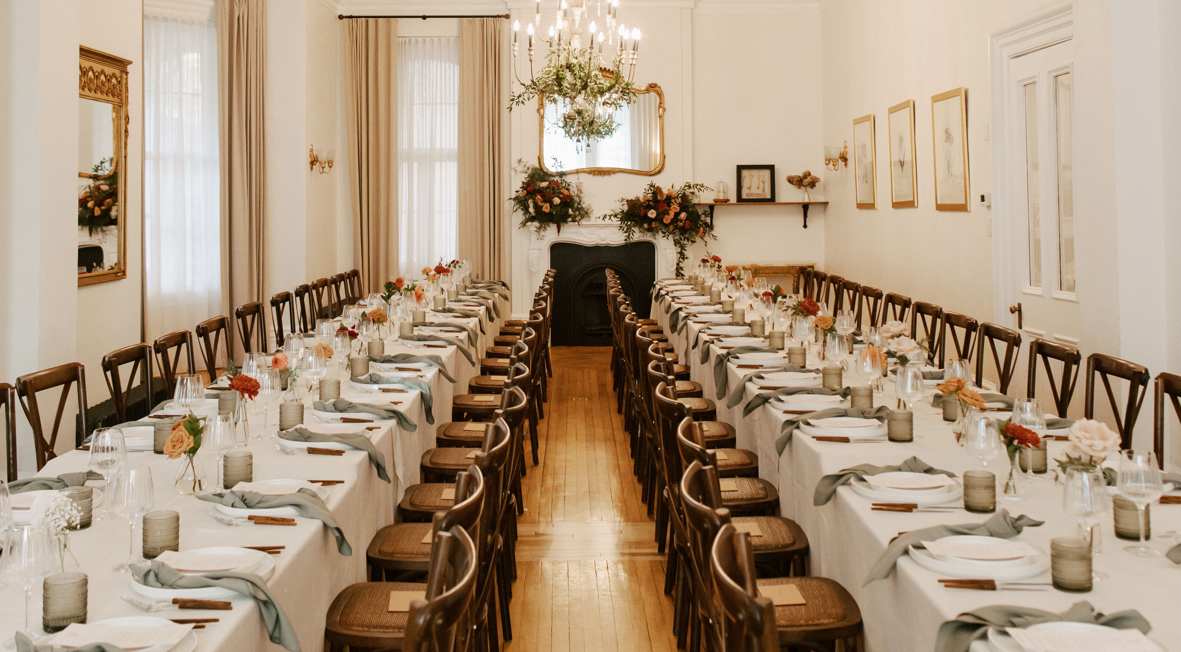 Repas assis intérieur salle à manger