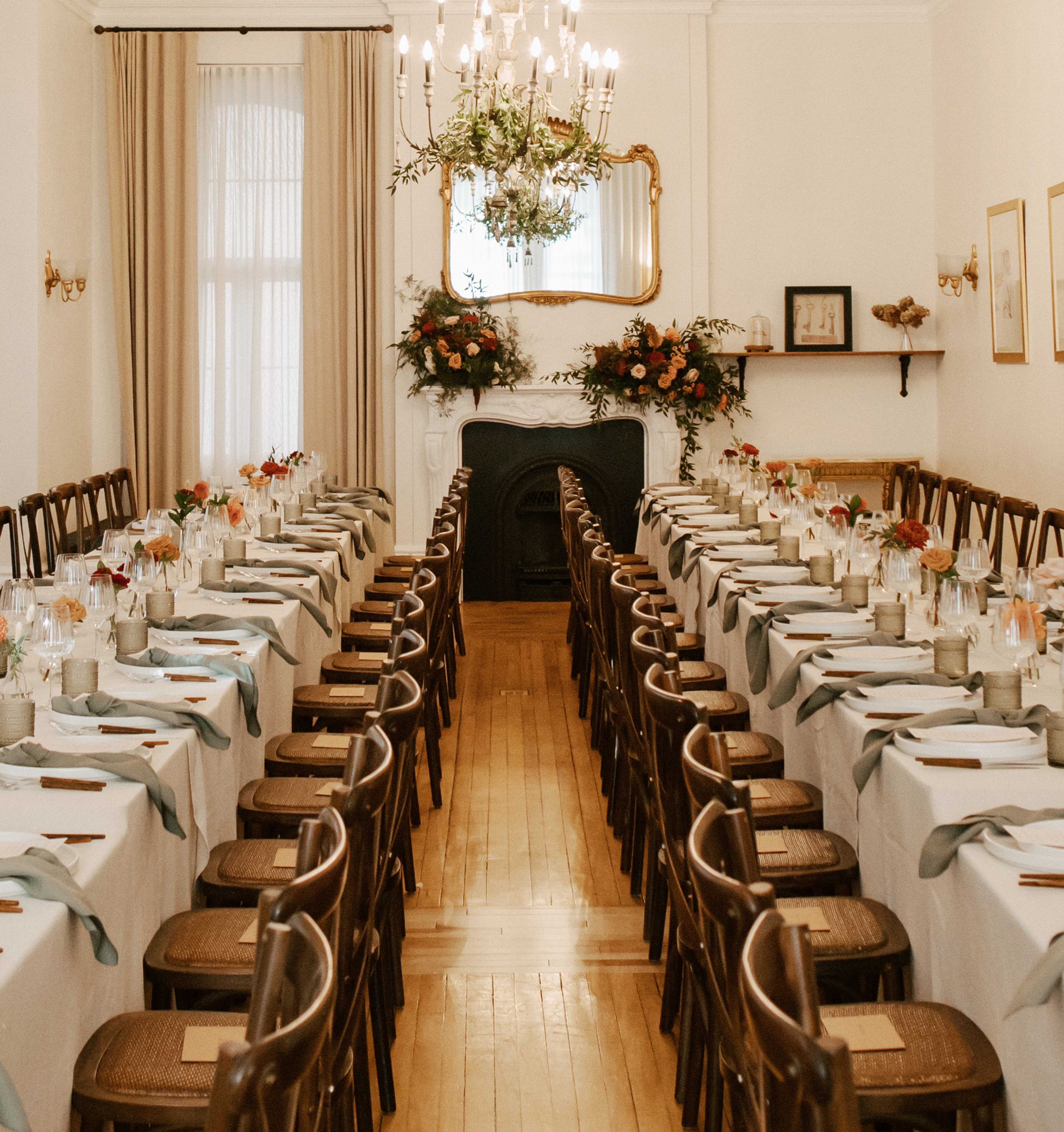 Repas assis intérieur salle à manger