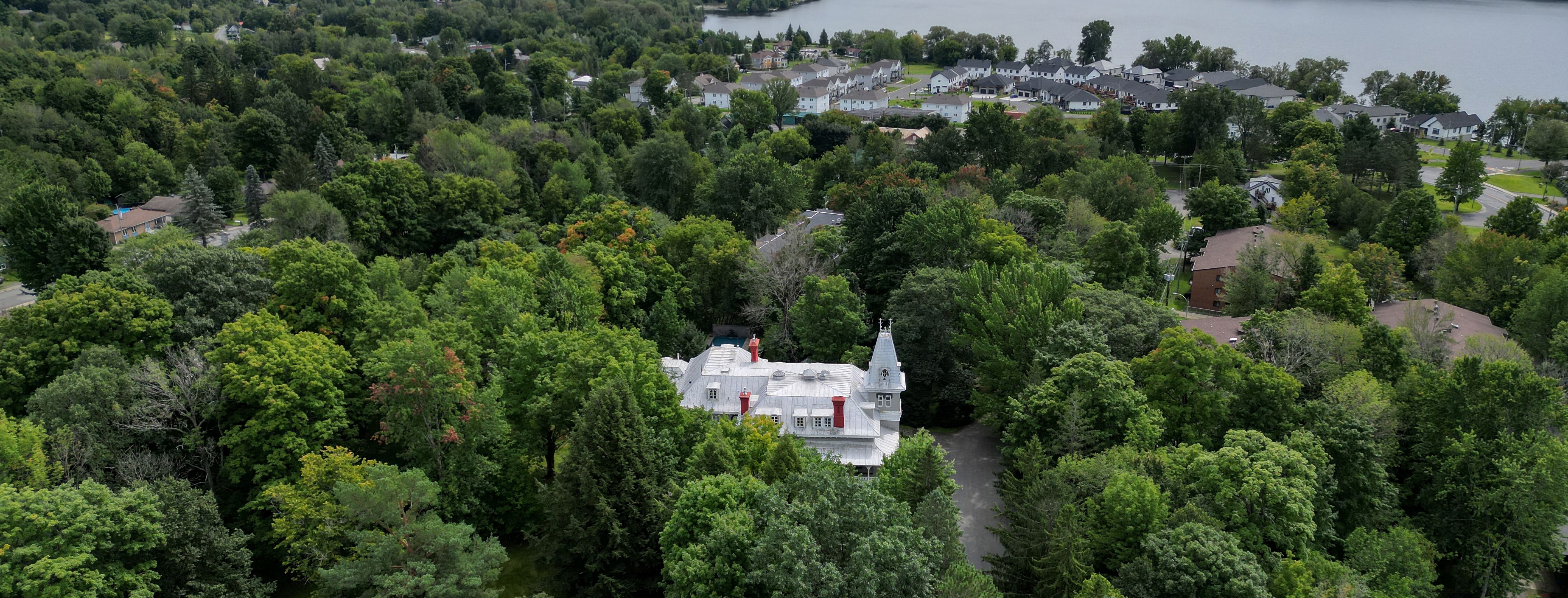 Manoir Davis grounds
