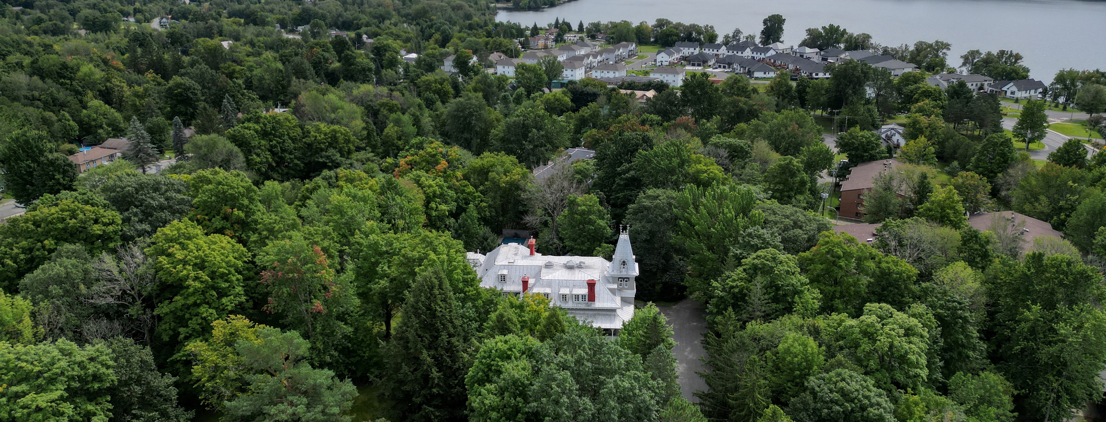 Manoir Davis grounds