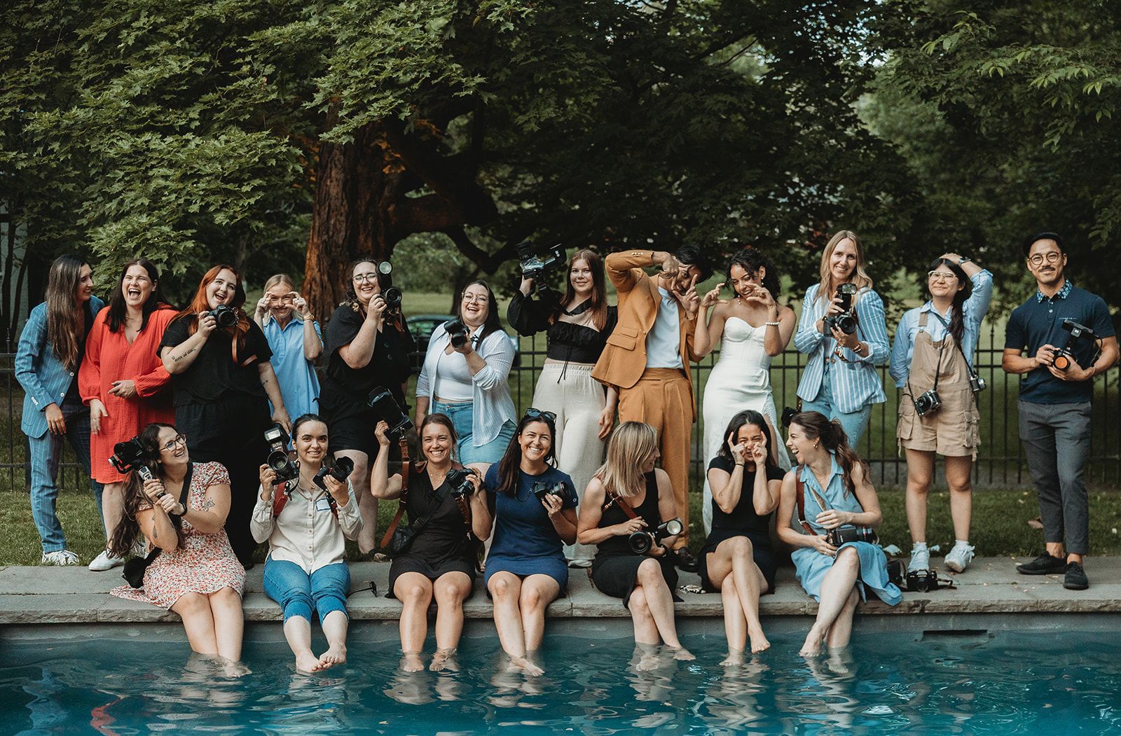 Collègues au bord de la piscine