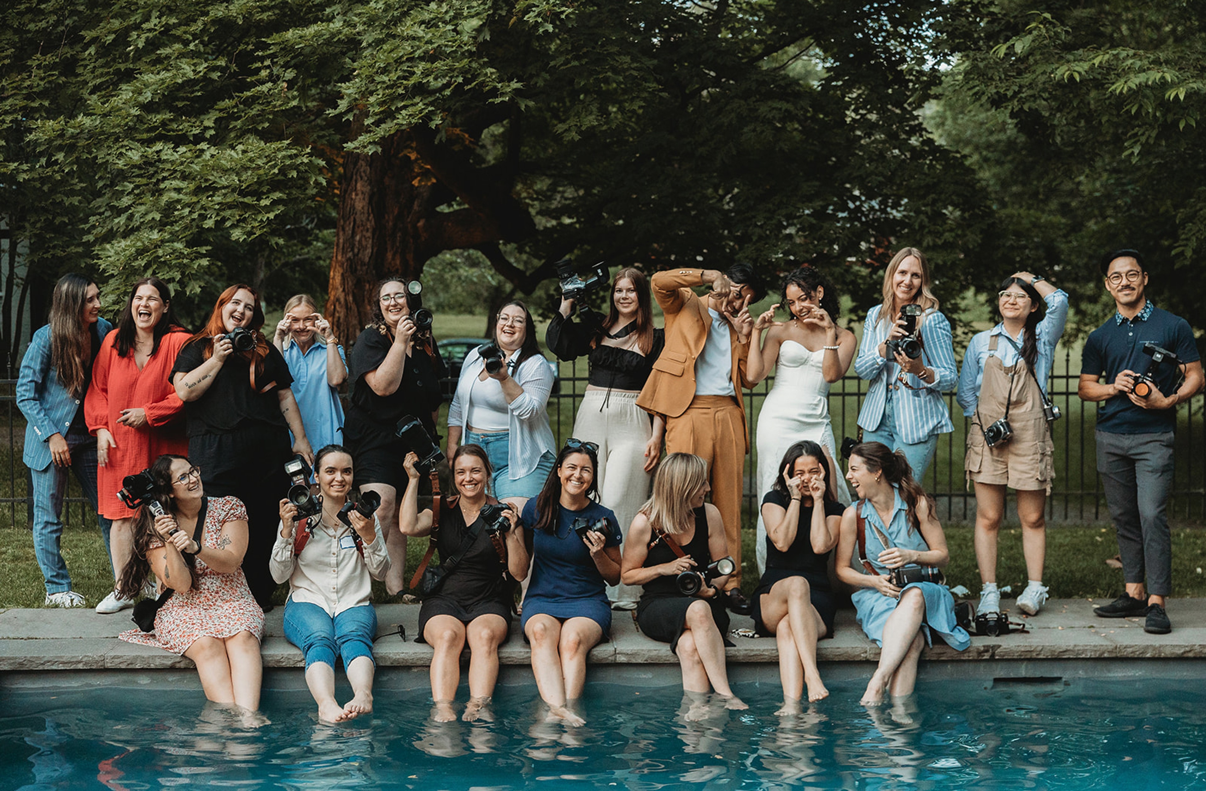 Collègues au bord de la piscine