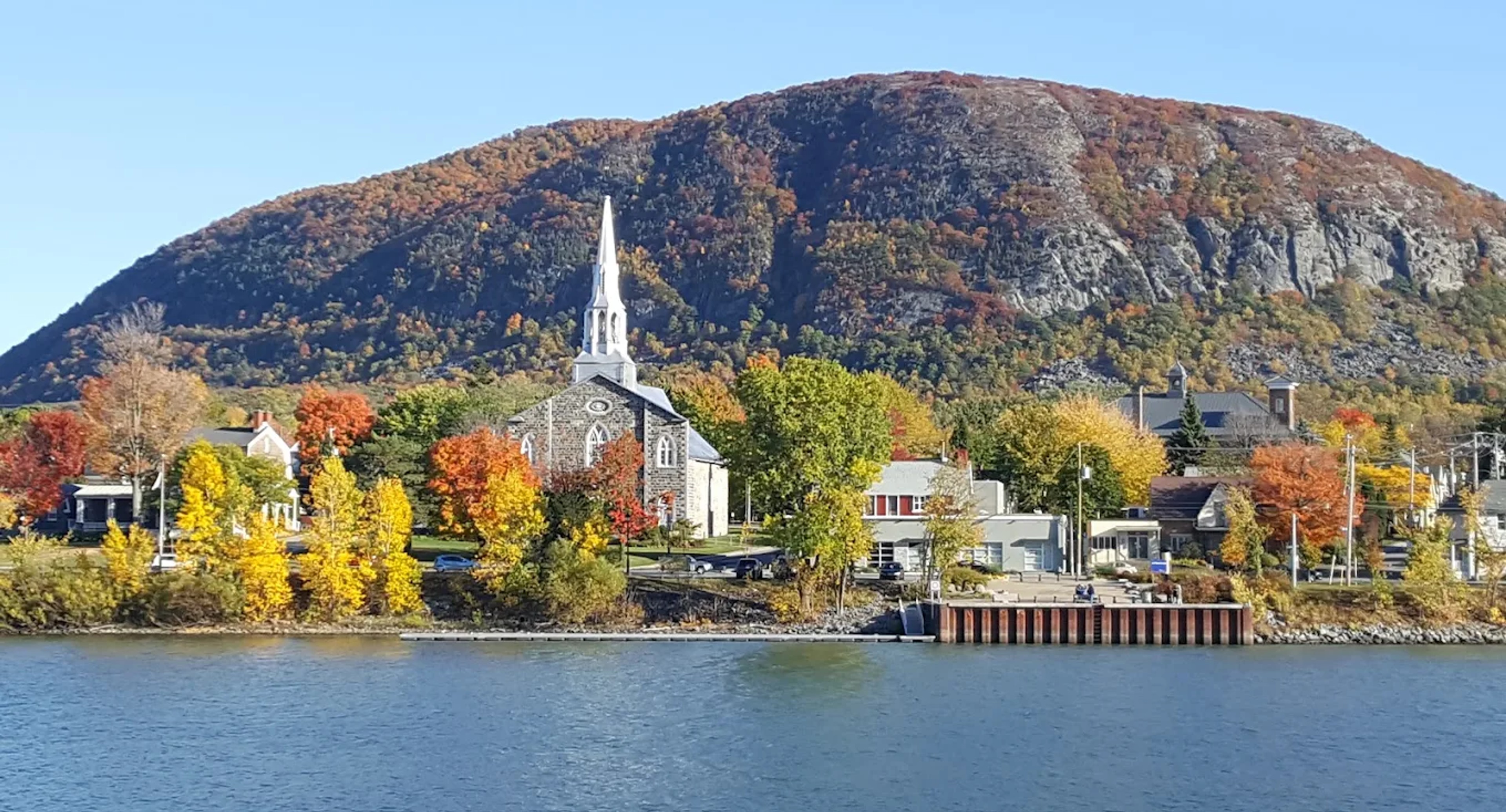 Mont-Saint-Hilaire village