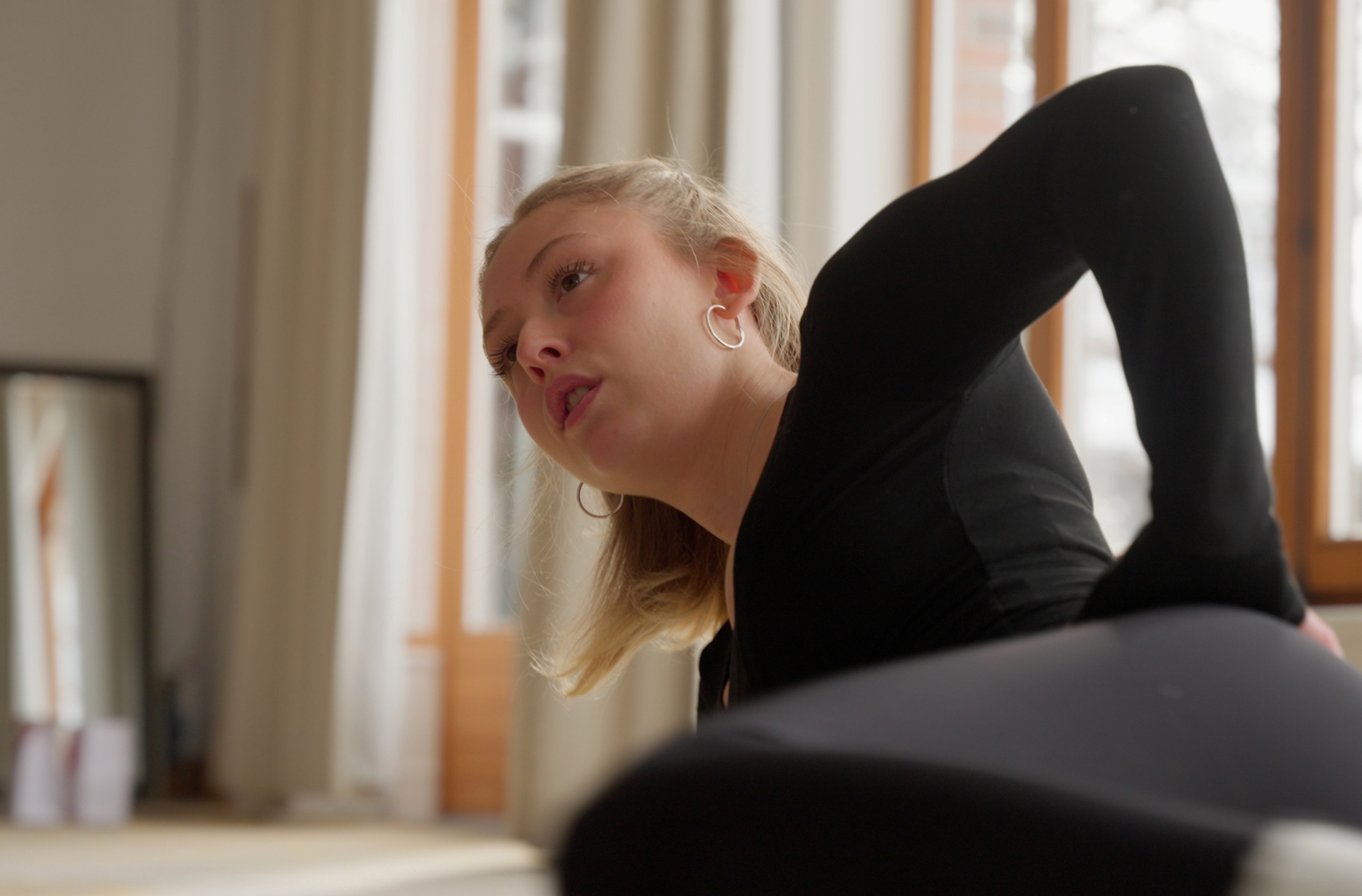 une femme fait du pilates