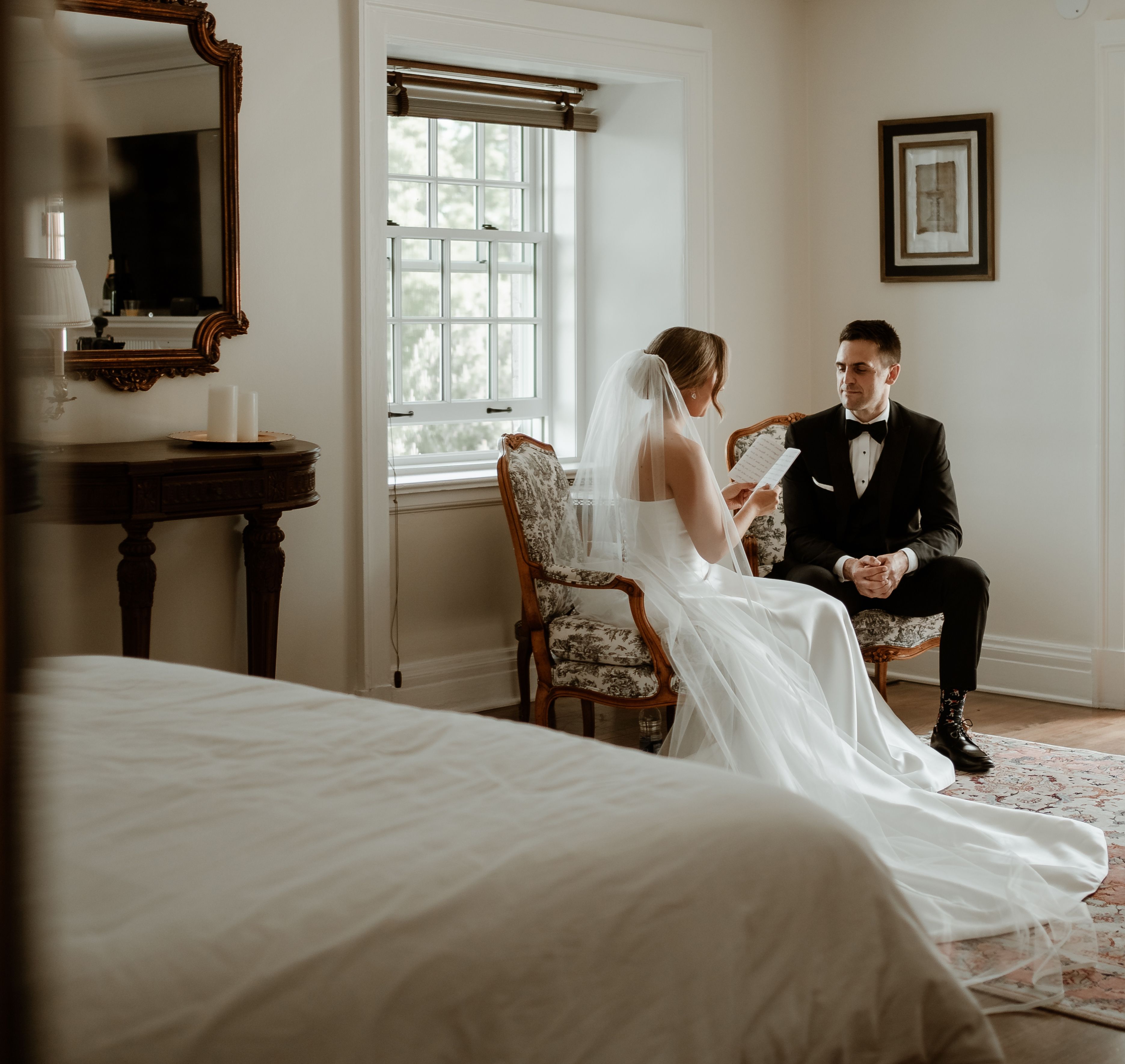 un couple de mariés dans une chambre du manoir