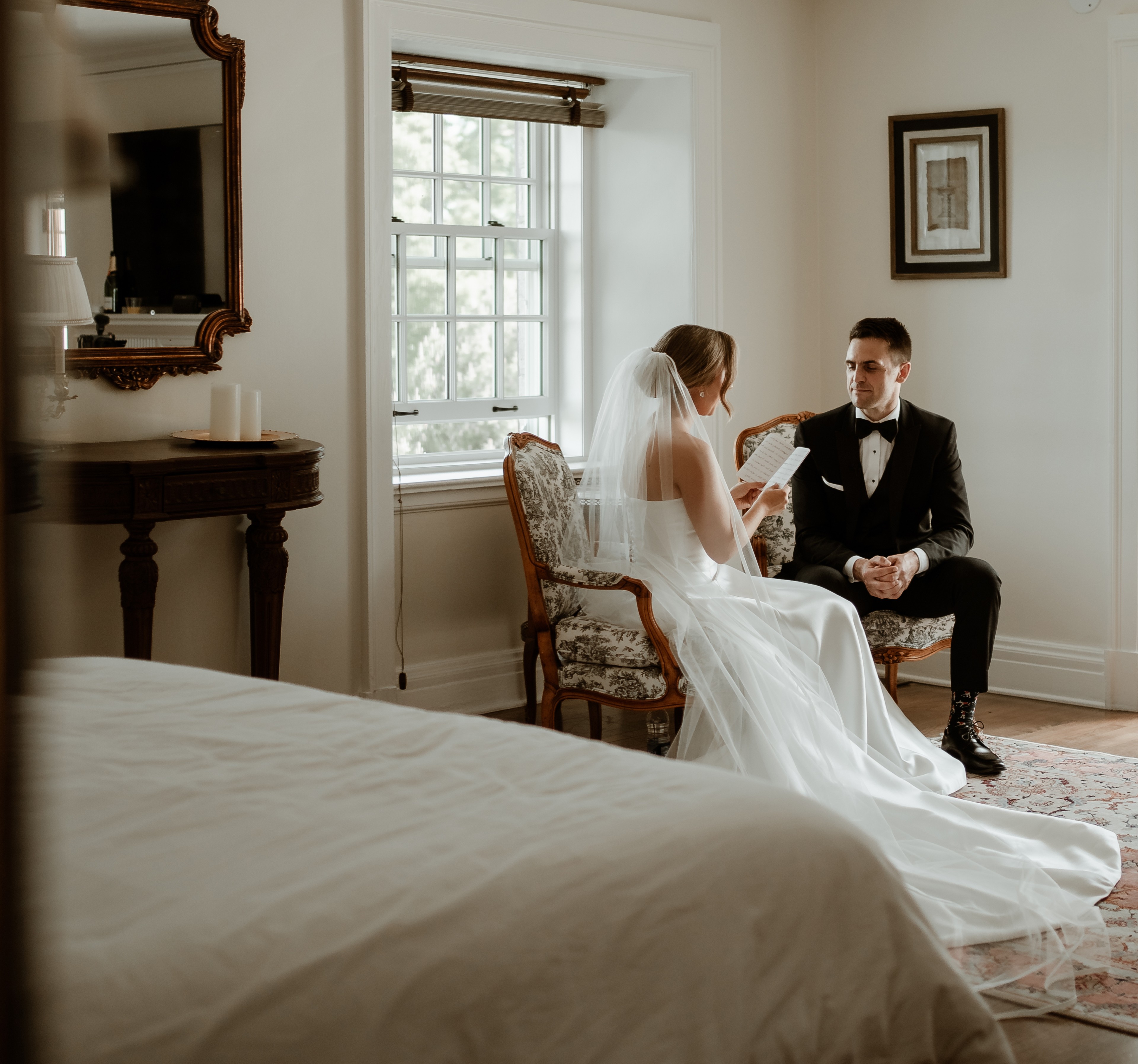 un couple de mariés dans une chambre du manoir