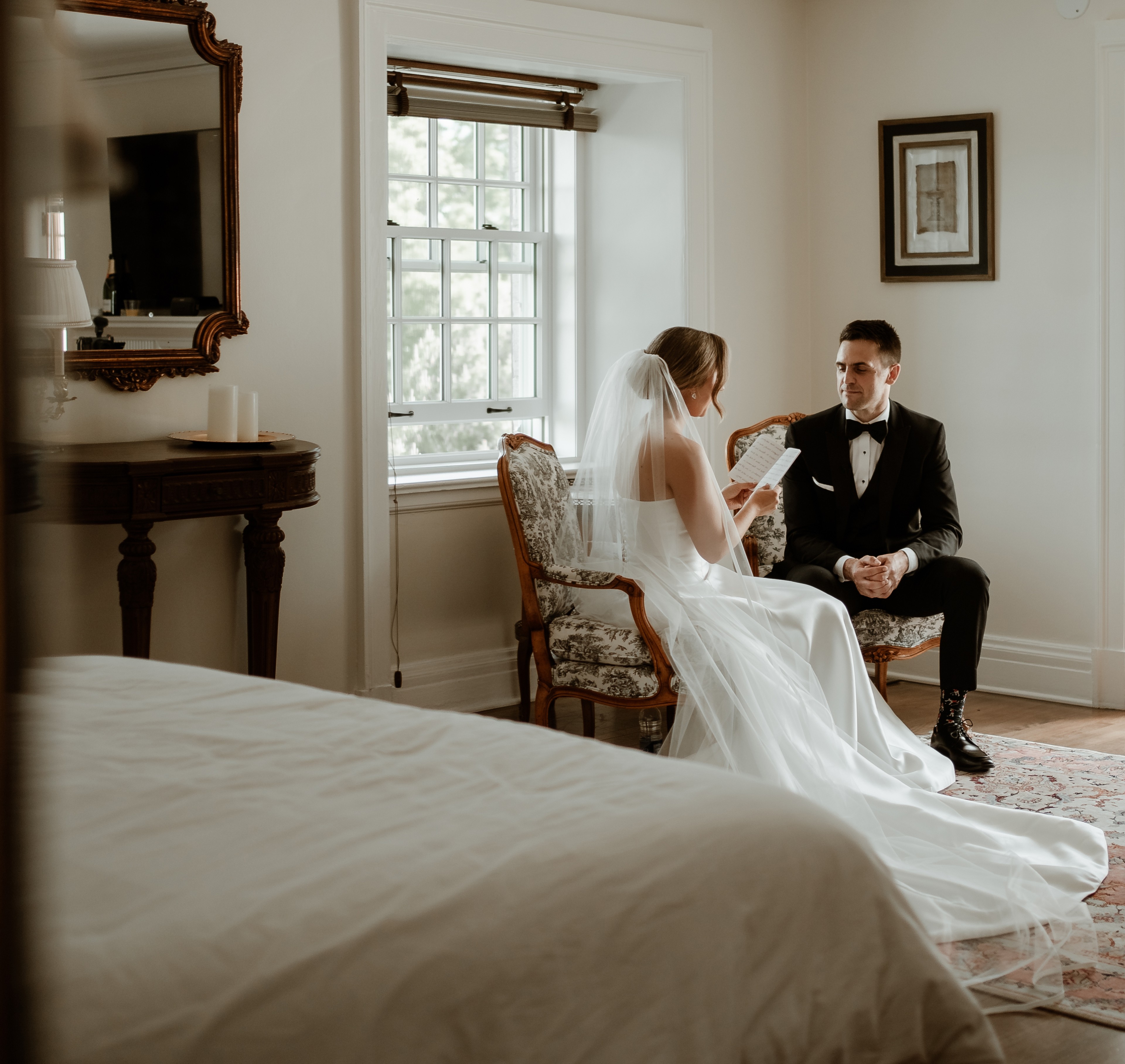 un couple de mariés dans une chambre du manoir