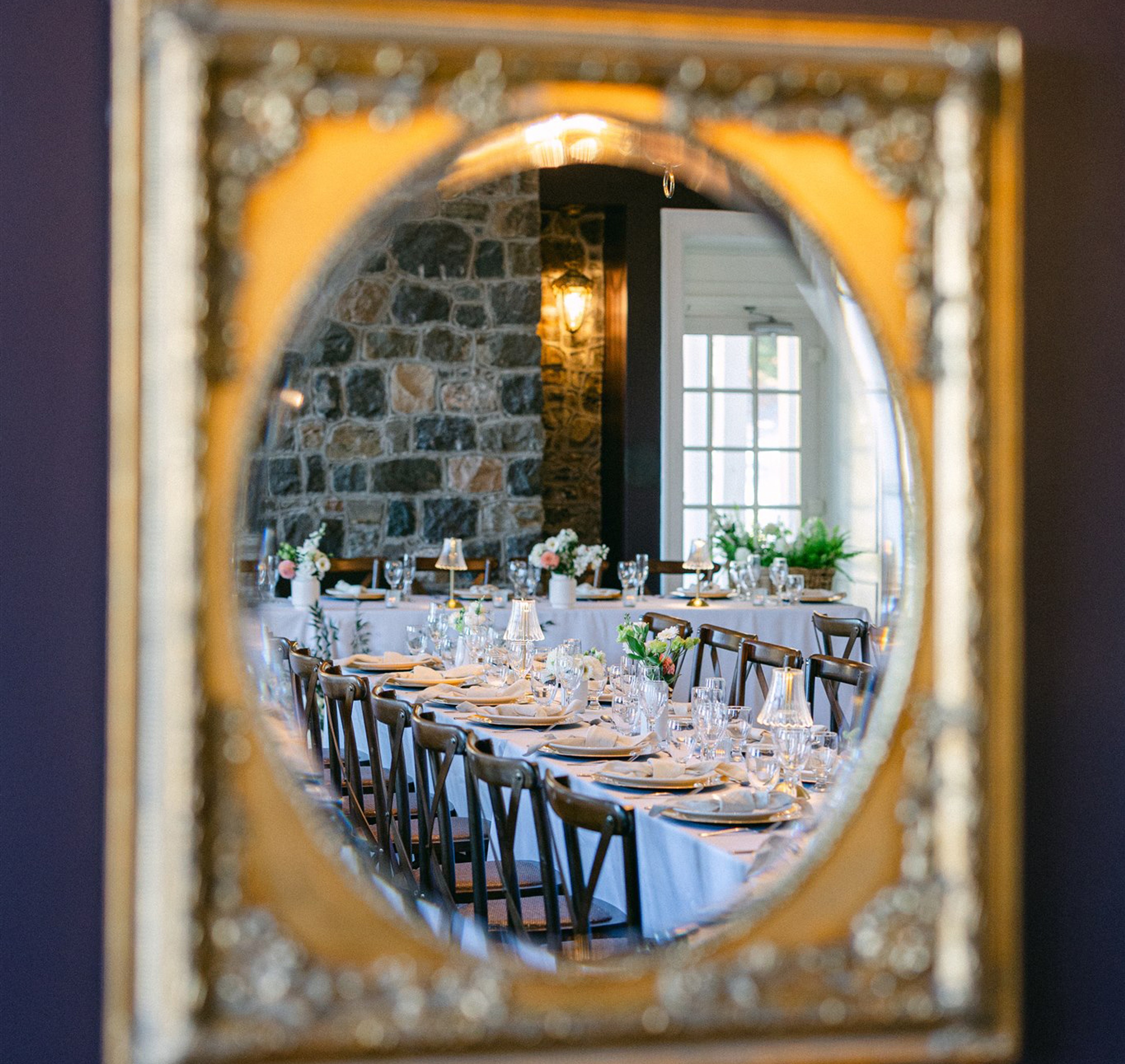 une table dressée dans le miroir