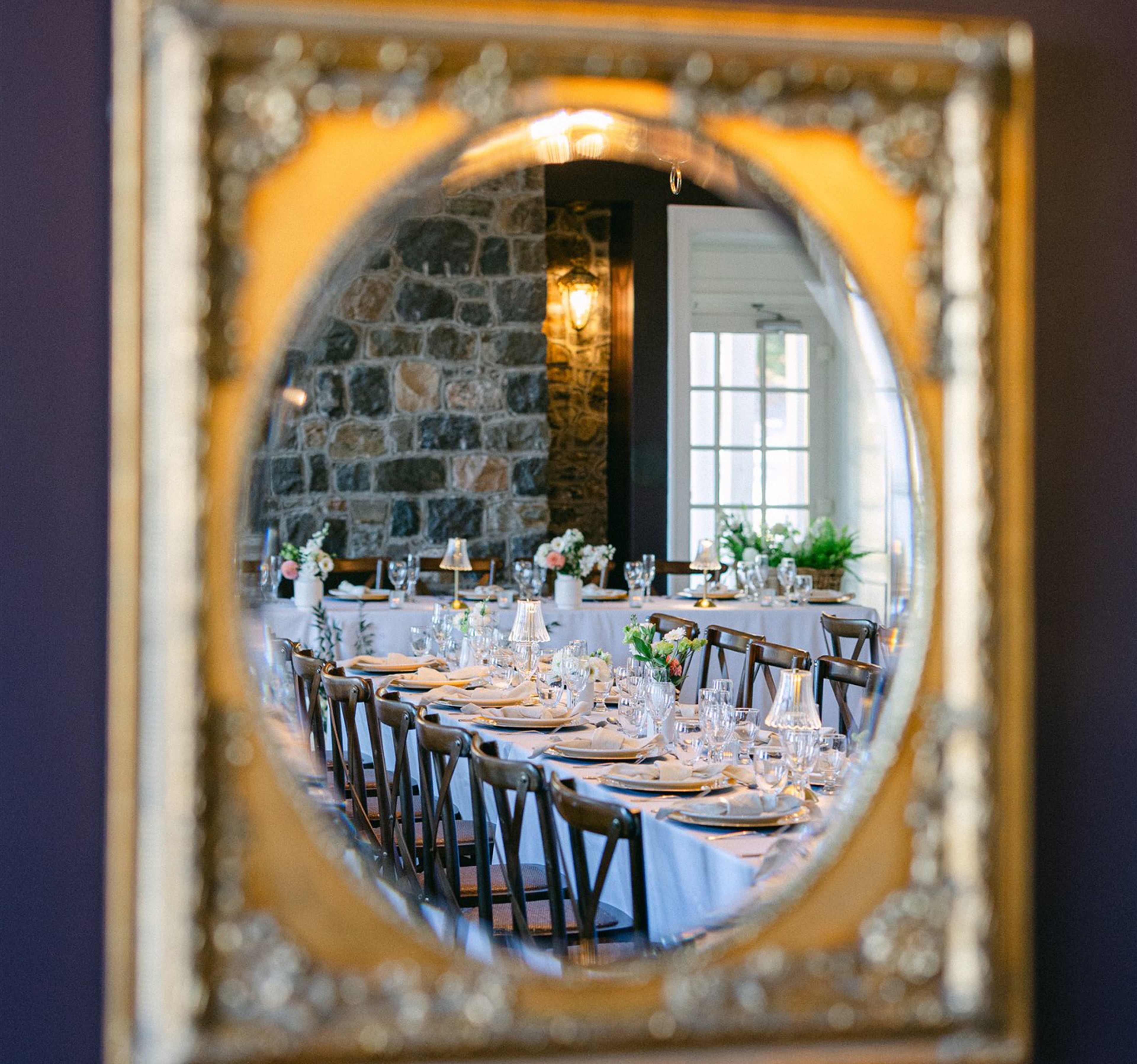 une table dressée dans le miroir