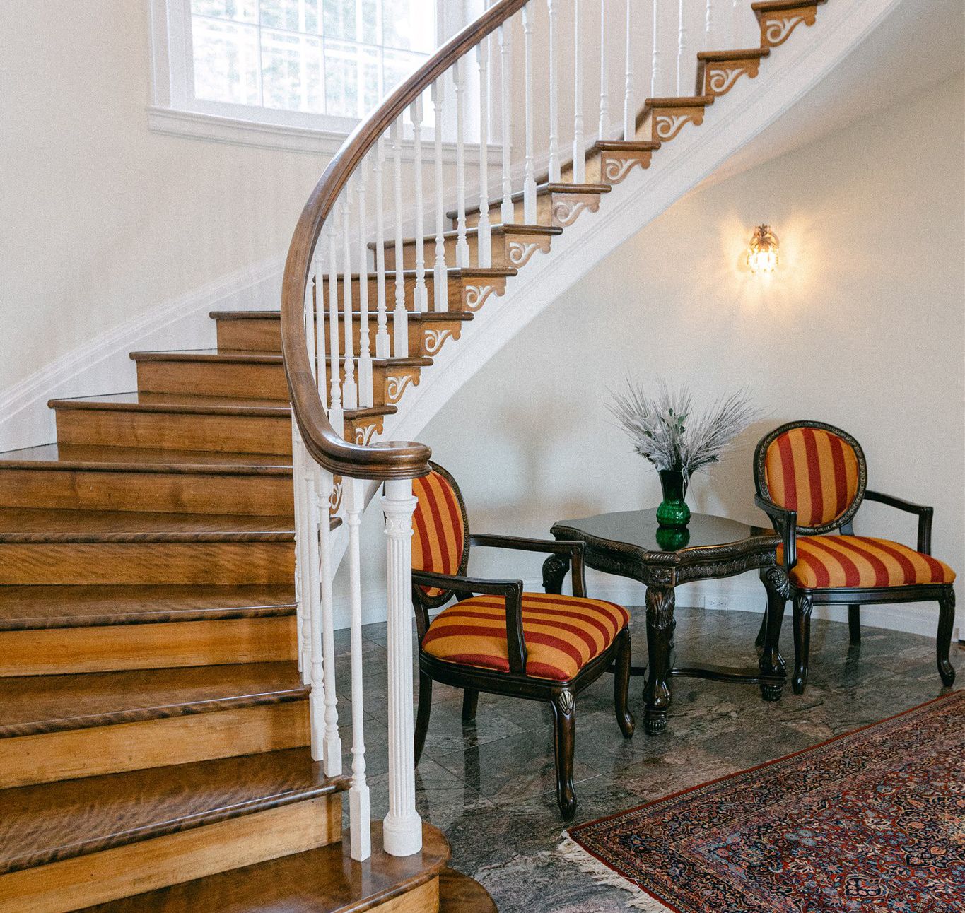 les escaliers et fauteuils emblématiques du Manoir Davis