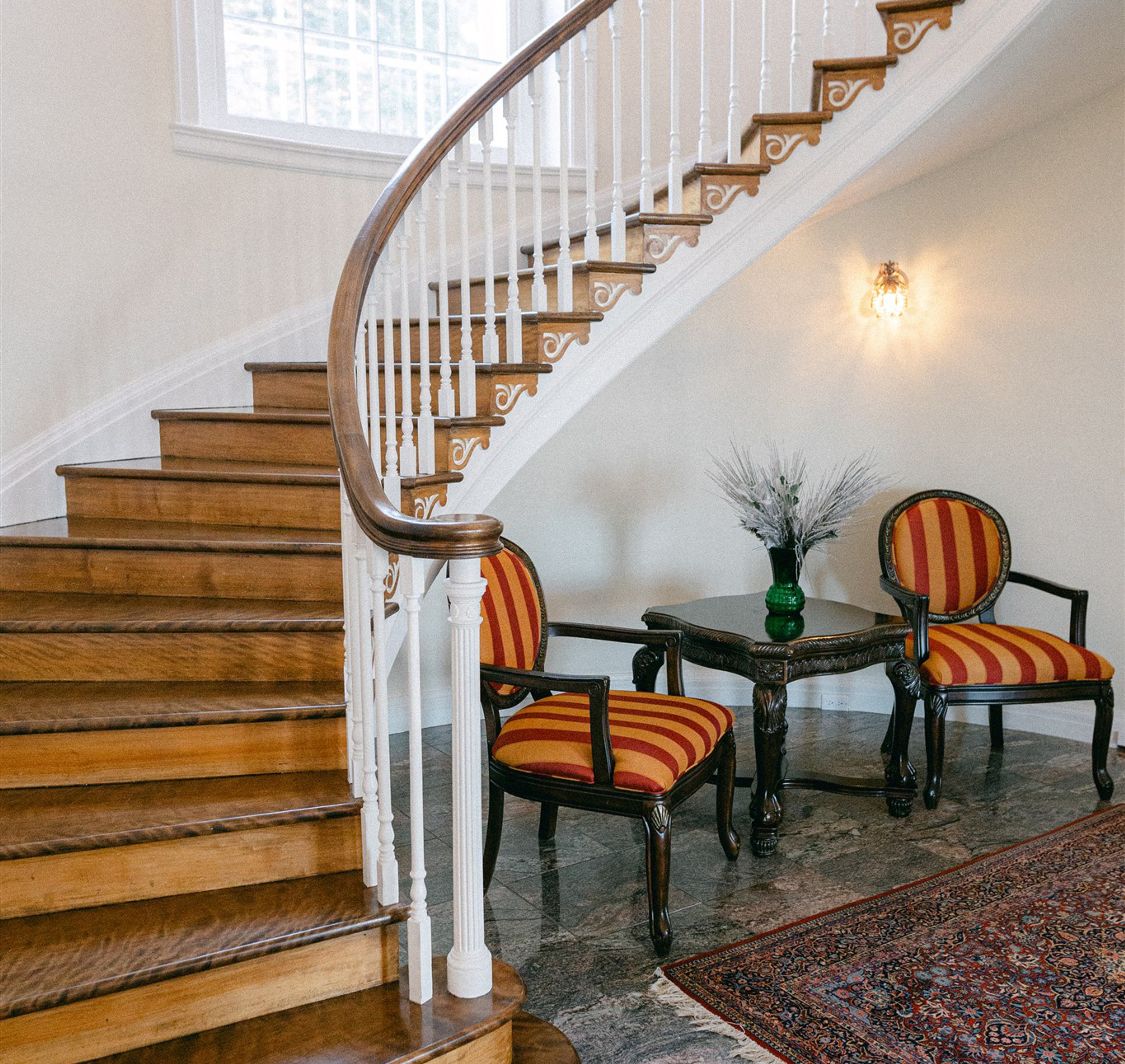 les escaliers et fauteuils emblématiques du Manoir Davis