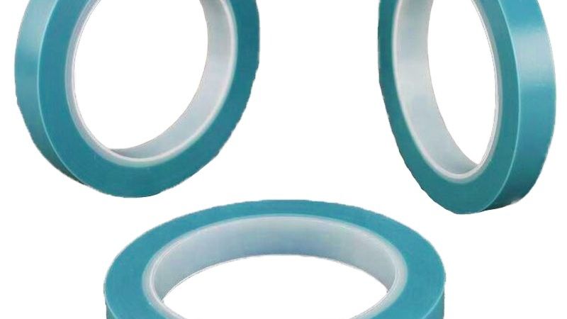 فني طلاء بالبودرة يقوم بصقل شريط الخطوط الدقيقة (fine line tape) لإنشاء فاصل لوني حاد ثنائي اللون على قطعة معدنية