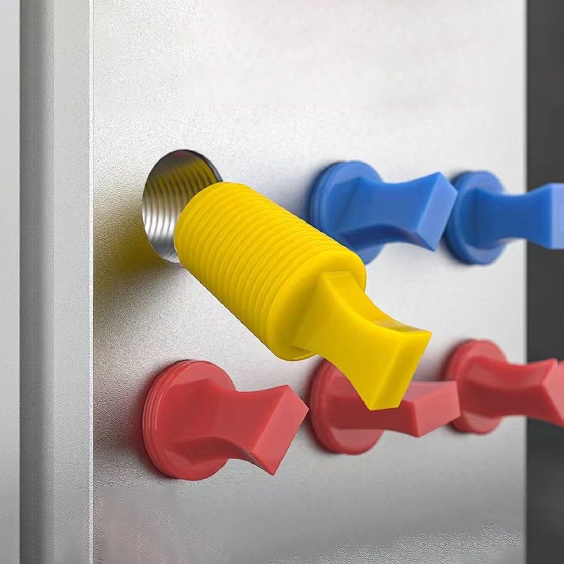 سدادات سيليكون، وفيلم إخفاء HDPE، وطلاء إخفاء سائل قابل للتقشير لحماية السنون، والثقوب، والحواف على قطع الألمنيوم قبل الأنودة والطلاء بالترسيب الكهربائي (e-coating)