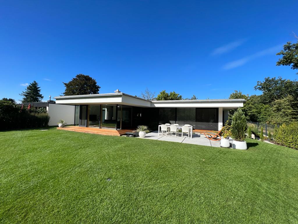 Moderner Flachdach-Bungalow mit Glasfront, Terrasse und großem Garten